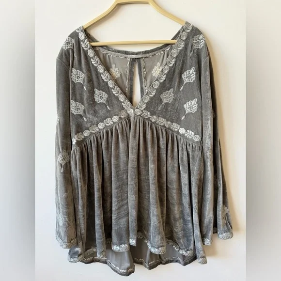 POL Minot Oversized V-Neck Velvet Top - Picture 2 of 9